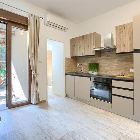 Amphitheater 3+2 Modern Apartment With Terrace, Wifi, Netflix Pula Luaran gambar