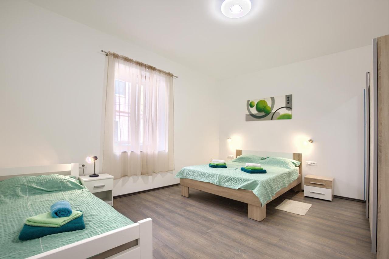 Amphitheater 3+2 Modern Apartment With Terrace, Wifi, Netflix Pula Luaran gambar