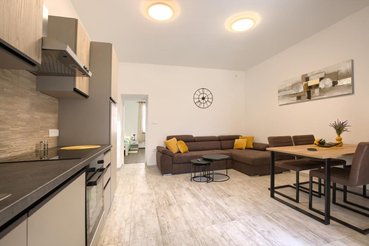 Amphitheater 3+2 Modern Apartment With Terrace, Wifi, Netflix Pula Luaran gambar